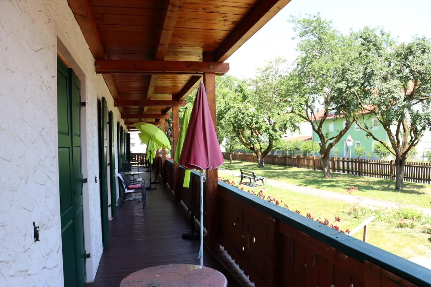 Balkon des Seniorenpflegeheims mit Blick in die gepflegte Gartenanlage