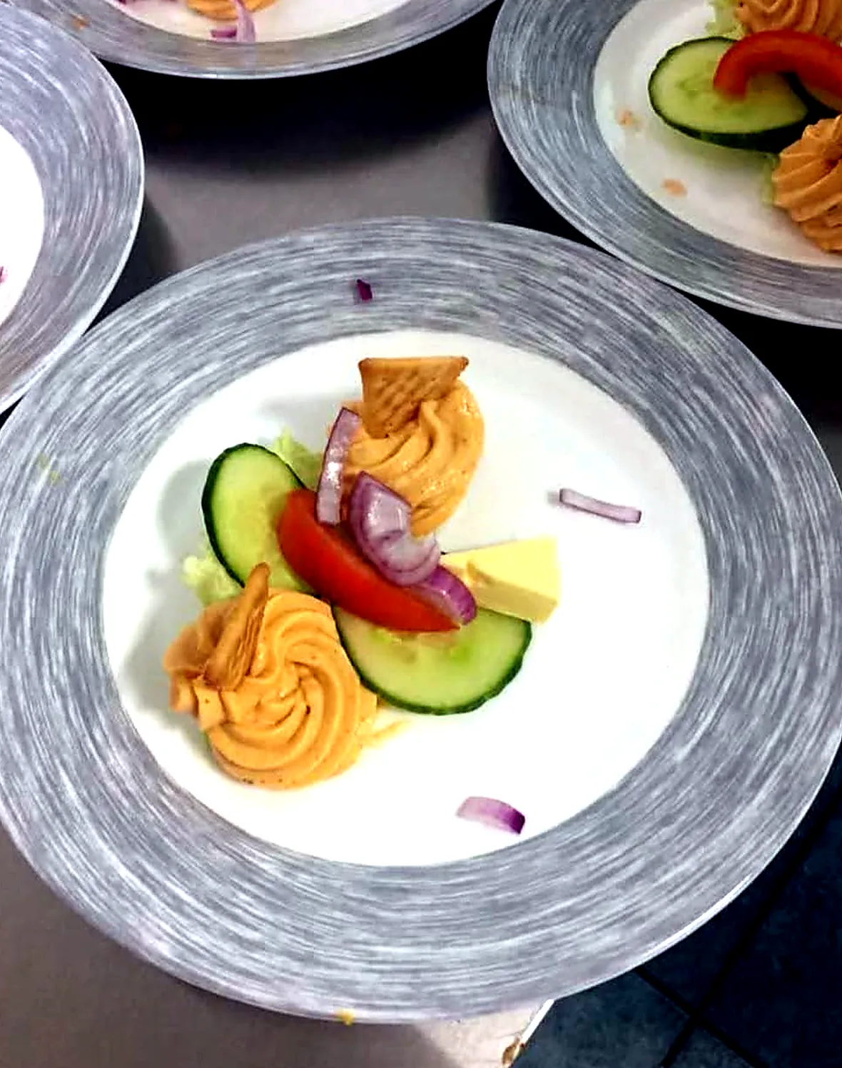 Liebevoll garnierte kalte Platte mit Gemüse und Frischkäse
