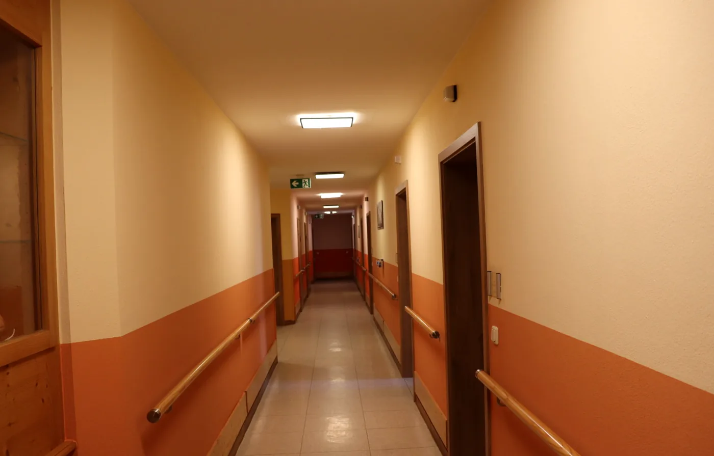 Heller Flur mit Handlauf im Seniorenpflegeheim Maria Schnee