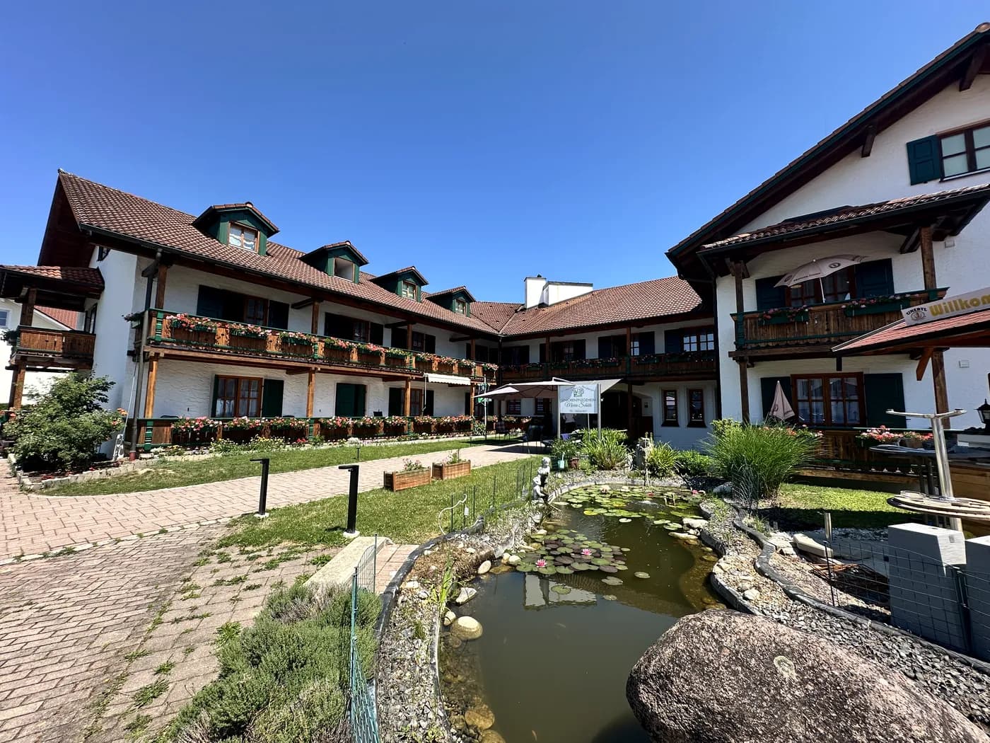 Gepflegter Innenhof mit Blumenweg und Blick auf das Seniorenpflegeheim Maria Schnee