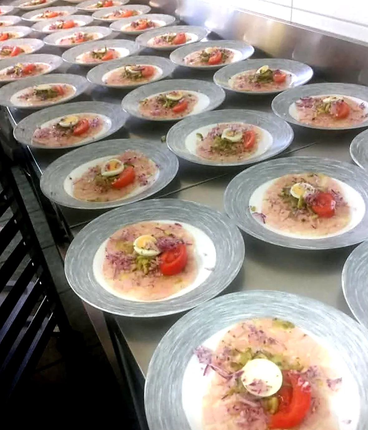 Mehrere frisch angerichtete kalte Speisen aus der Küche