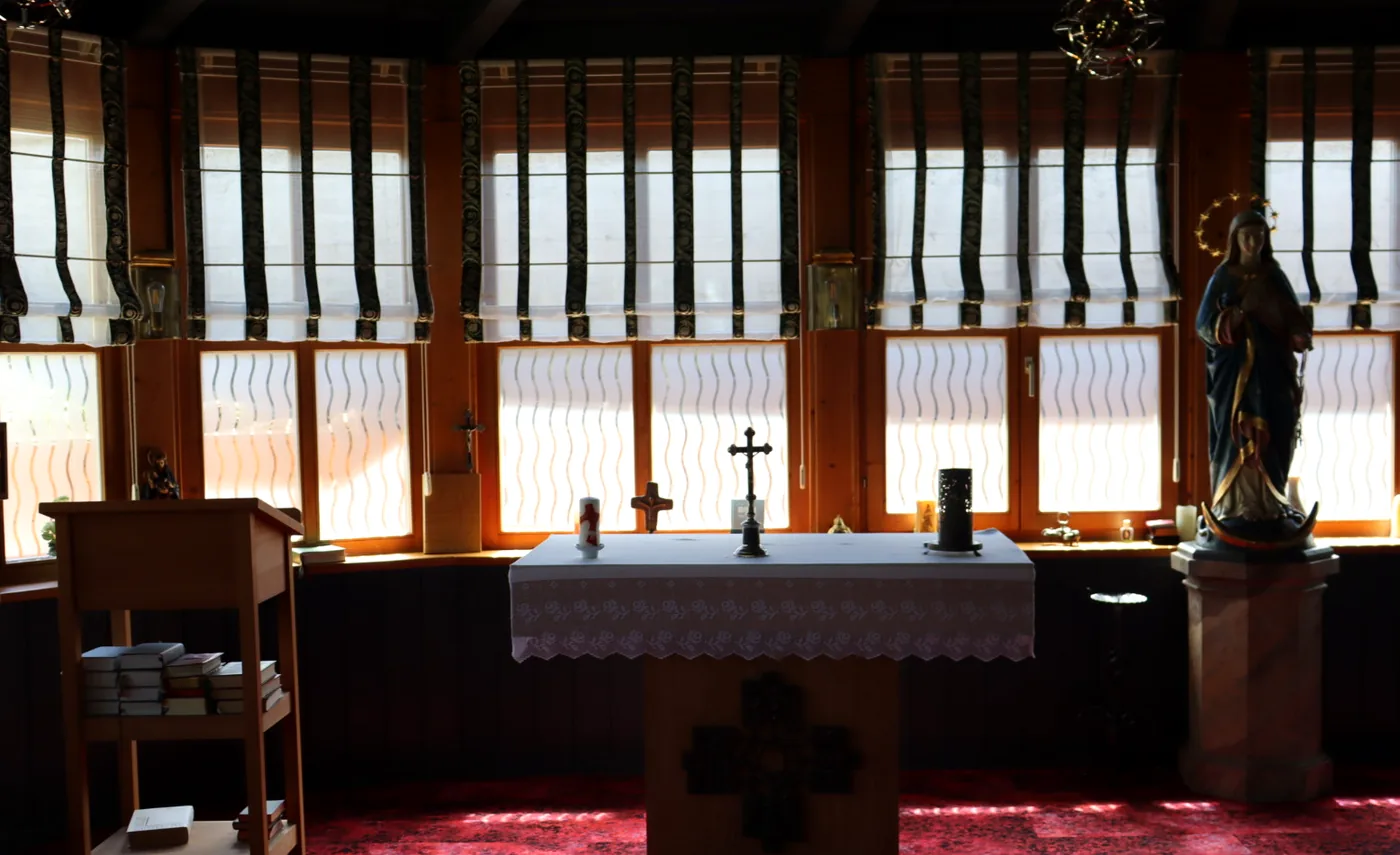 Ruhiger Andachtsraum und Kapelle im Haus