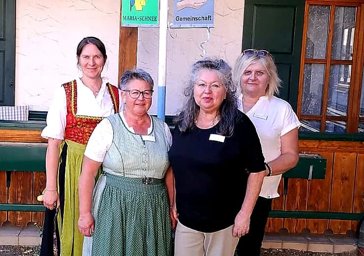 Pflegeteam des Seniorenpflegeheims Maria Schnee im Innenhof