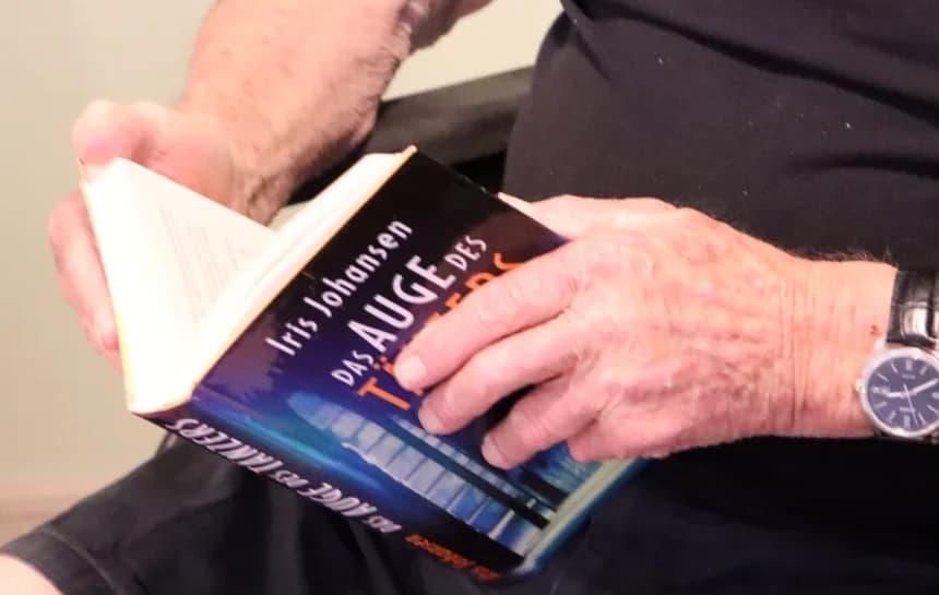 Ruhiger Betreuungsmoment beim gemeinsamen Lesen