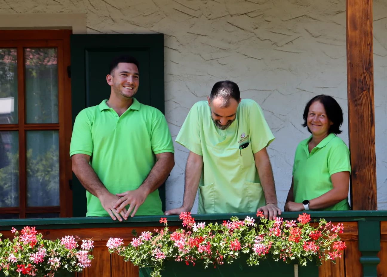 Mitarbeiterinnen und Mitarbeiter auf dem Balkon des Hauses