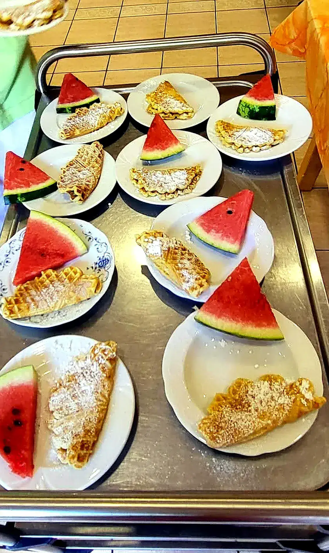 Liebevoll angerichtete Waffeln mit Wassermelone im Seniorenpflegeheim